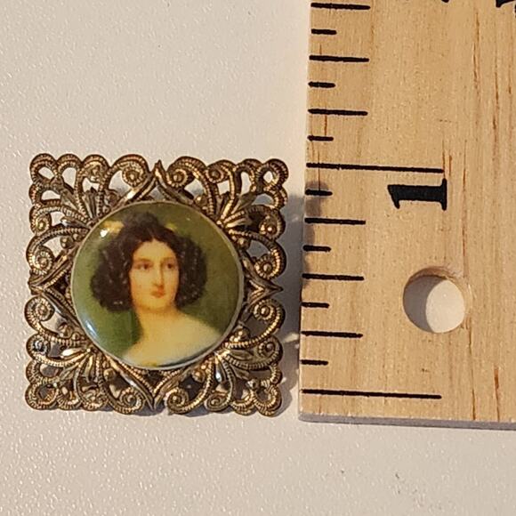 Vintage West Germany Cameo Brooch Gold Tone Filigree Petite Square Frame - Picture 3 of 5